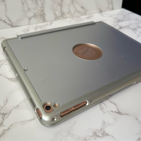 Apple iPad White/Rose Gold 32GB with Bluetooth Keyboard Case (silver/white) - Picture 10 of 14